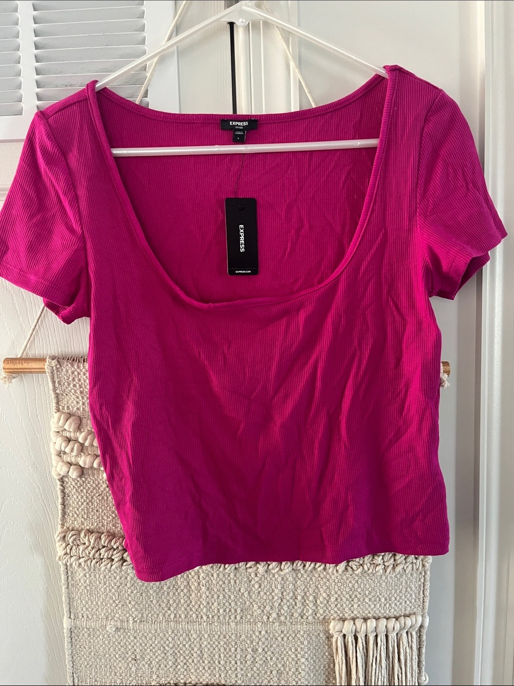 Express Women’s Fuchsia Scoop Neck Ribbed Crop Top